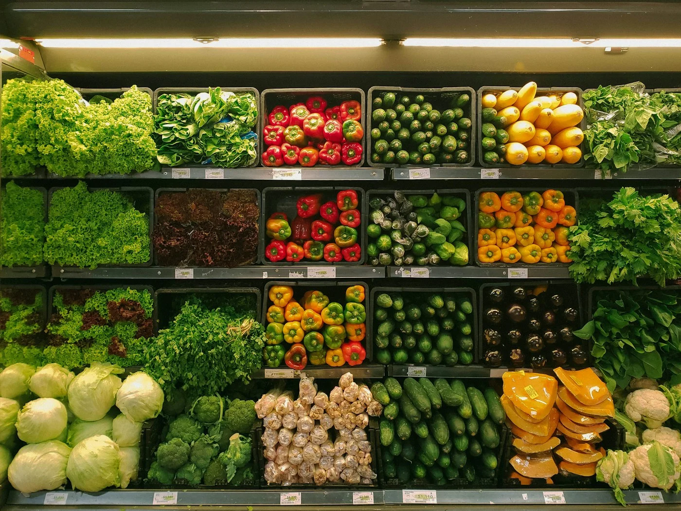 Bancas de um mercado com alimentos frescos